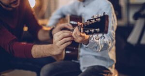 How to Use a Guitar Strap: A Complete Guide for Beginners 4 3