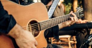 How to Use a Guitar Strap: A Complete Guide for Beginners 3 3