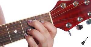 How to Use a Guitar Strap: A Complete Guide for Beginners 2 4